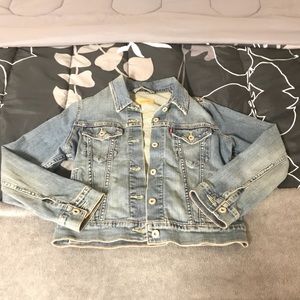 LEVI’S CROPPED JEAN JACKET